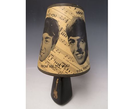 AN ORIGINAL 1960'S TABLE LAMP WITH ORIGINAL 'THE BEATLES' LAMP SHADE, the shade featuring portraits of each band member over 