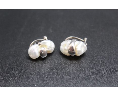 A PAIR OF 750 WHITE GOLD FREEFORM PEARL SET CLIP ON EARRINGS, approx combined weight 9.1g, H 16 mm