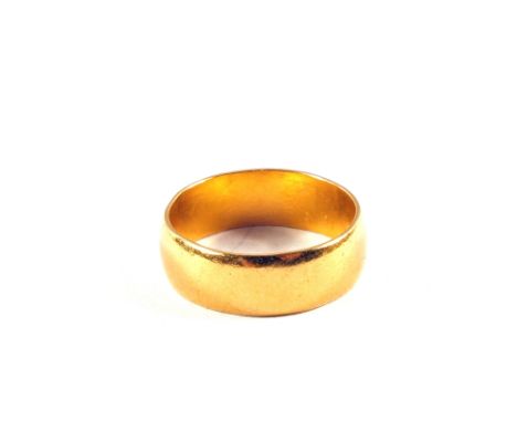 A 22ct Gold wedding band, size R