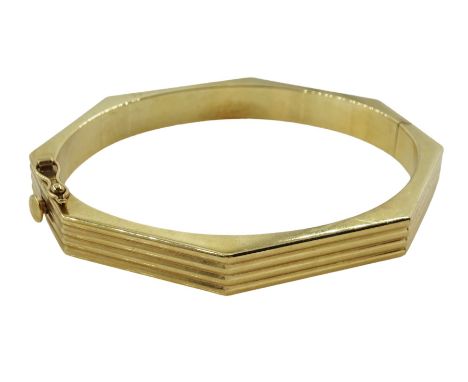9ct gold ridged heptagon shaped hinged bangle, hallmarked