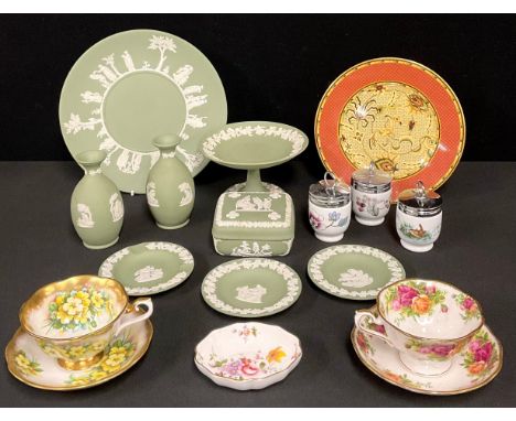 An assortment of ceramics including Wedgwood Jasperware comprising comport, pair of vases, trinket box, dinner plate, etc; Pe