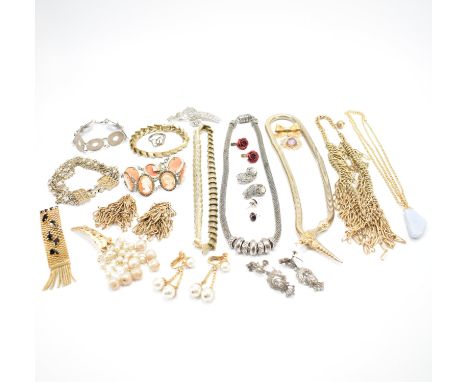 An assortment of vintage costume jewellery. This lot to include; pair of enamel stud earrings, 925 silver ring, two bracelets