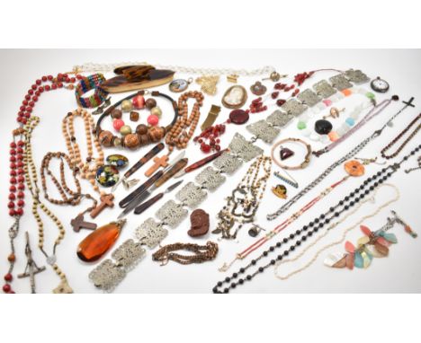 A collection of vintage costume jewellery. The lot to include silver plated belt, a Victorian gold plated horse shoe brooch, 