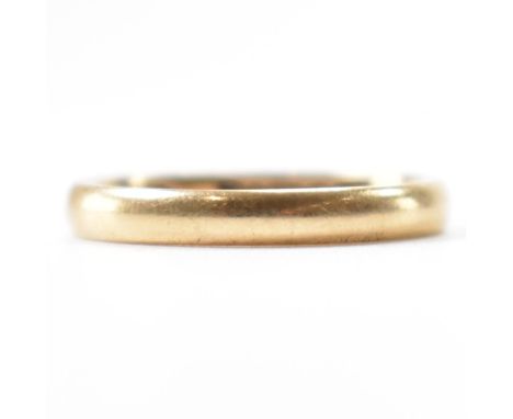 Hallmarked 9ct gold wedding band ring. The ring of D shape &amp; plain shank. Hallmarked for Chester. Weighs approx 2.2g. Siz