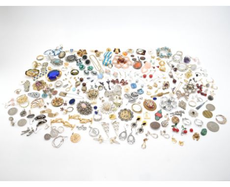 An assortment of vintage costume jewellery. The lot to include; earrings, clip on earrings, bracelets, necklaces, chains, jew
