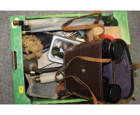 A TRAY OF COLLECTABLES TO INC GEODES ETC