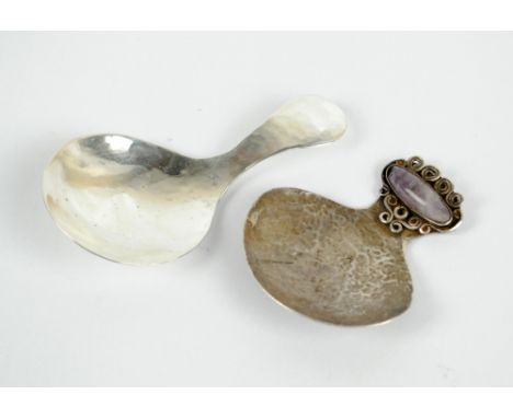 An Elizabeth II hallmarked silver hammered caddy spoon with circular bowl, makers initials B.T, London 1980, length 9cm and a