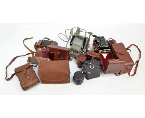A collection of mainly cased vintage cameras including a Rollei Magic by Franke & Heidecke, Ensign, a Box Brownie, a Voigtlan