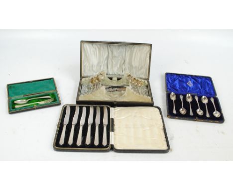 A group of variously hallmarked silver items comprising a cased set of six tea spoons, Elkington & Co, Birmingham 1899, a two