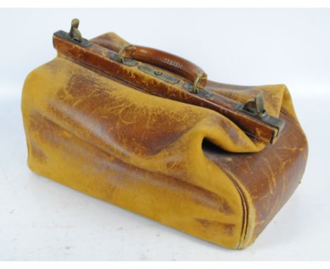 A vintage Gladstone bag inscribed 'Dr Wilson Smith, Bath' to the lock, no.272.679, length 46.5 cm.   CONDITION REPORT:  Very 