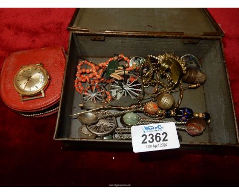 A small quantity of jewellery including; a silver badge for 'Cyclists Touring Club 1923 Bicycle Wheel Membership', silver thi