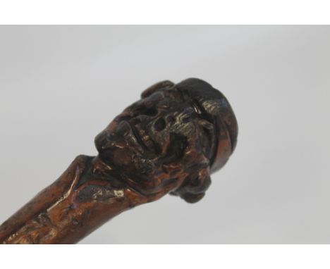 AN UNUSUAL WALKING CANE / STICK, the top carved with a head, possibly that of 'Joseph Merrick' (known as the Elephant Man), L