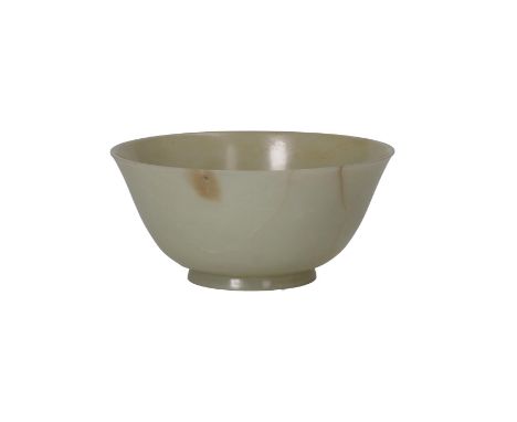 A green jade bowl. China, 18th/19th century. H. 6 cm. Diam. 14 cm.Condition Report: http://www.zeeuwsveilinghuis.nl/notices