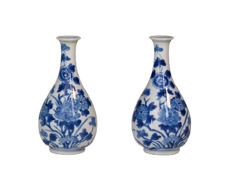 A pair of belly-shaped blue and white porcelain vases, decorated with flowers including lotus. Unmarked. China, Kangxi. H. 12