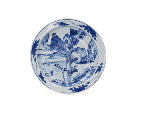 A blue and white porcelain plate, depicting 'Master of the Rocks'. Unmarked. China, Kangxi, ca.1670.Diam. 28.5 cm.Condition R