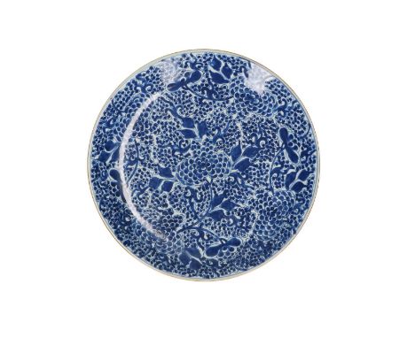 A blue and white porcelain deep charger, decorated with flowers. Unmarked. China, Kangxi/Qianlong.Diam. 37.5 cm.Condition Rep
