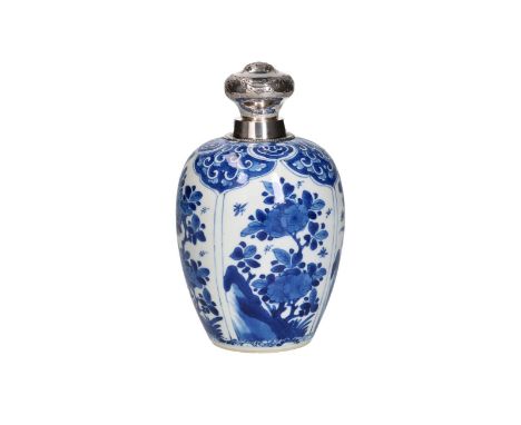 A blue and white porcelain tea canister with silver mounting, decorated with flowers. Unmarked. China, Kangxi. H. 20.5 cm.Con