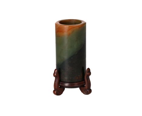 A multicolored jade brush pot, on a wooden stand. China, 19th/20th century.H. excl. stand 9.5 cm.Condition Report: http://www