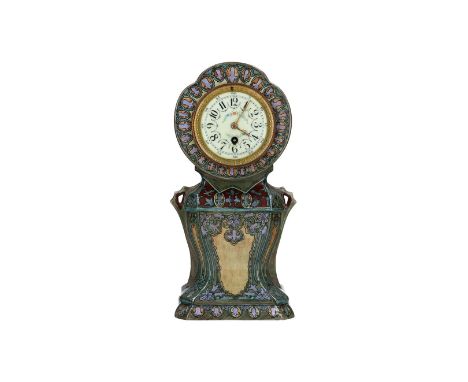 A polychrome ceramic mantel clock, decorated with flowers. Marked. Holland, Utrecht, around 1910.H. 37 cm.Condition report av