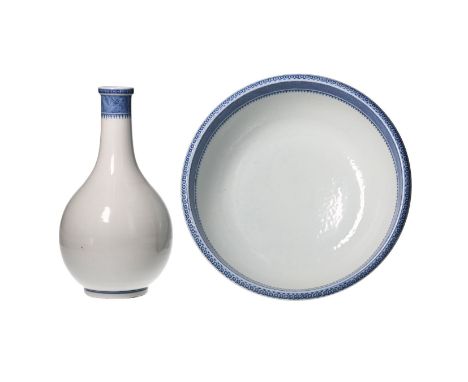 A blue and white porcelain bottle and basin with a geometric decor. Unmarked. China, Qianlong.H. bottle 25 cm. Diam. basin 28