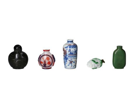 Lot of five snuff bottles, 1) multicolored glass in the shape of a bunch of grapes. H. 7.5 cm. 2) multicolored glass, decorat