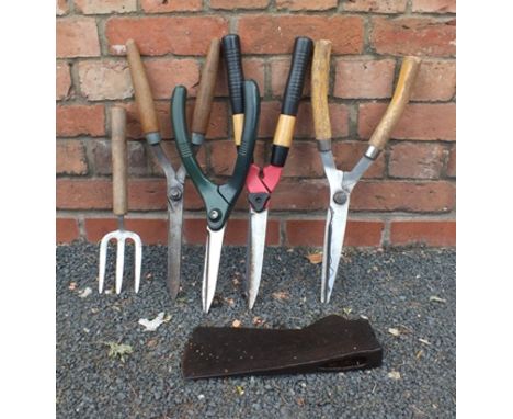 FOUR PAIRS OF VARIOUS GARDEN HEDGING SHEARS, one garden fork, an axe head and bulb planter