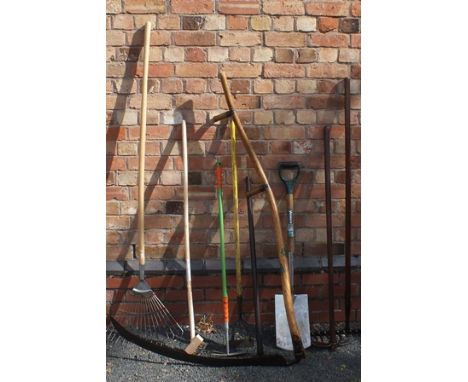 AN ASSORTMENT OF VINTAGE AND LATER GARDEN TOOLS including; a garden scythe, two rakes, weeders, spade, a spring tine rake 