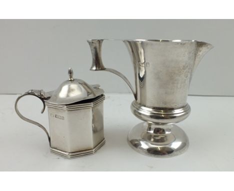 AN EARLY 20TH CENTURY SILVER MUSTARD POT of Georgian design, octagonal form, with hinged cover and blue glass liner, Sheffiel