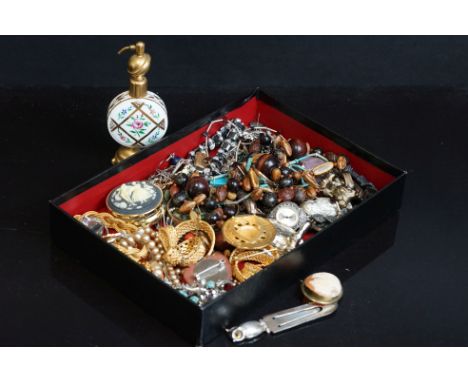 Box of mixed collectables, to include silver earrings, hand painted scent bottle, gilt jewellery, ladies cocktail watches, ow