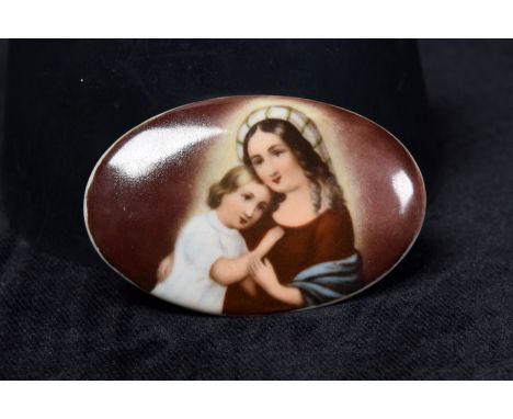 A ceramic oval hand painted porcelain plaque. 62mm x 40mm.
