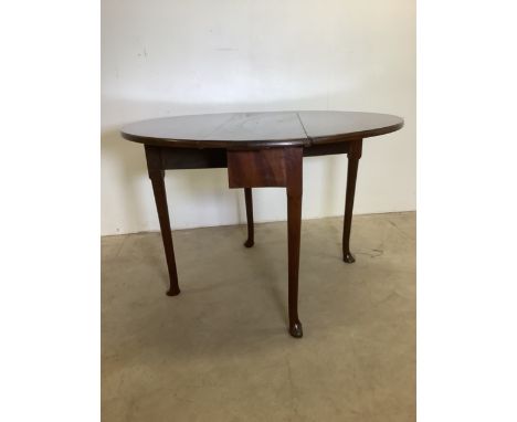 A mahogany gate leg table. W:110cm x D:104cm x H:72cm