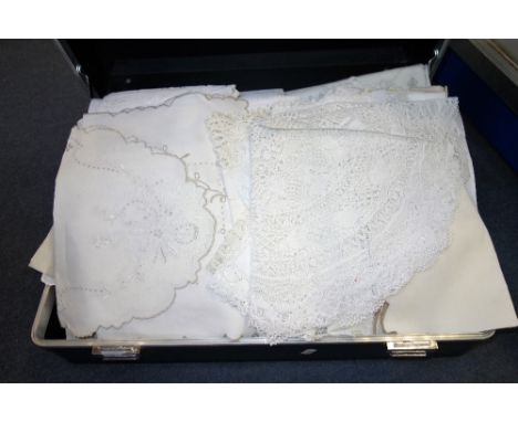 A LARGE COLLECTION OF VINTAGE TABLECLOTHS napkins and doilies 