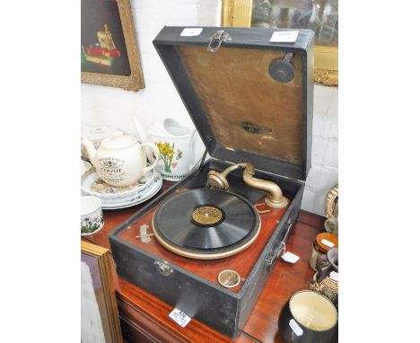 A VINTAGE COLUMBIA PICNIC GRAMOPHONE (no winding handle)