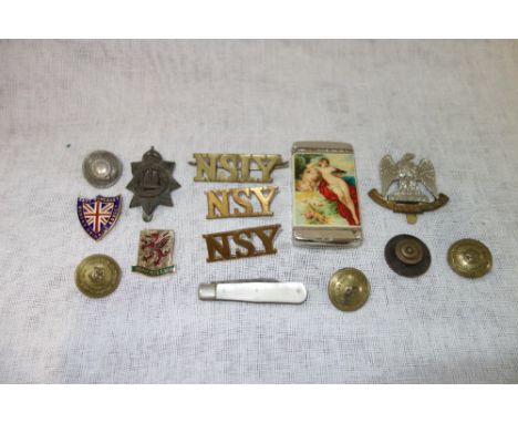 A COLLECTION OF VINTAGE MILITARY BUTTONS, badges and sundries