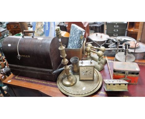 A VINTAGE SINGER SEWING MACHINE and a quantity of copper and brass items
