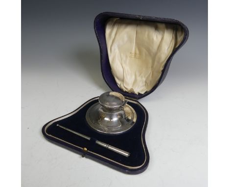A cased Edwardian silver Capstan Inkwell and Dip Pen Set, by Robert Pringle &amp; Sons, the inkwell hallmarked Chester 1908, 
