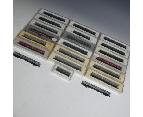 Marklin Mini-Club “Z” gauge, nineteen Continental Coaches, various Db liveries, including 2 x 8711, 3 x 8712, 2 x 8713, 2 x 8