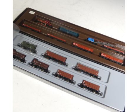 Marklin Mini-Club "Z" gauge, 8103, Db German Railway Construction Train Set, eight pieces, boxed, and 82523 Livestock Transpo