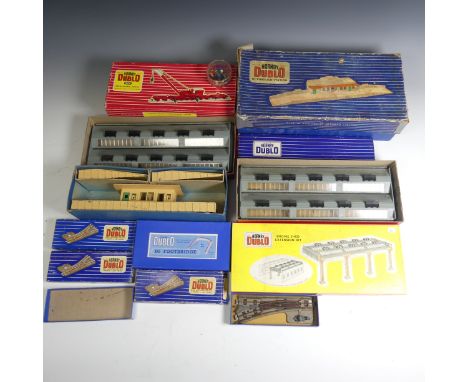 Hornby Dublo, 4620 Breakdown Crane, boxed, together with D1 Through Station, D1 Island Platform and Platform Extension for D1