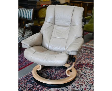 Ekornes (Norway) stressless 'Mayfair' leather armchair, classic light oak base, swivel and recline, seat height 44 cm&nbsp;