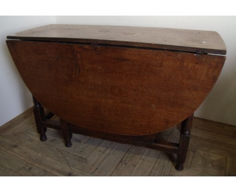 19th C oak drop leaf gate leg table on turned supports (length 119cm)