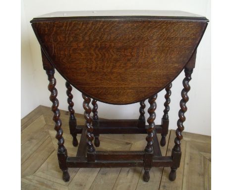 Small oak drop leaf gate leg table on barley twist supports (length 61cm)