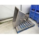 Un-named hopper, 650mm x 1.1m x Height: 1.1m with Invicta vibratory system