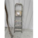 Aluminium step ladder, 4 trad, 1 x aluminium triple ladder