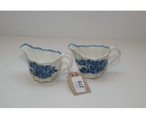 A PAIR OF WORCESTER BLUE AND WHITE CREAMERS (11 CM ) 