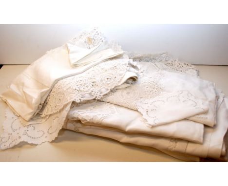 A COLLECTION OF QUALITY VINTAGE TABLE LINEN, TABLE CLOTHS, NAPKINS, TRAY CLOTHES, PLACE SETTING MATS ETC. OVER 100 PIECES  