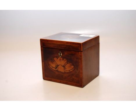 A GEORGE III RECTANGULAR MAHOGANY TEA CADDY, THE FRONT WITH SHELL INLAY, HEIGHT 11 CM 