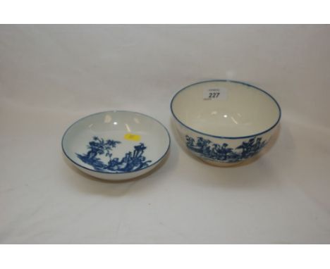 AN 18TH CENTURY BLUE AND WHITE WORCESTER BOWL WITH CHINOISERIE TRANSFER PRINT, DIAMETER 16CM ALONG WITH A SAUCER OF SIMILAR D