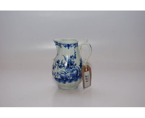 A WORCESTER BLUE AND WHITE JUG OF FLUTED FORM, PAINTED WITH FLOWERS AND ROCKS, HEIGHT 12 CM (CHIPS TO SPOUT) 