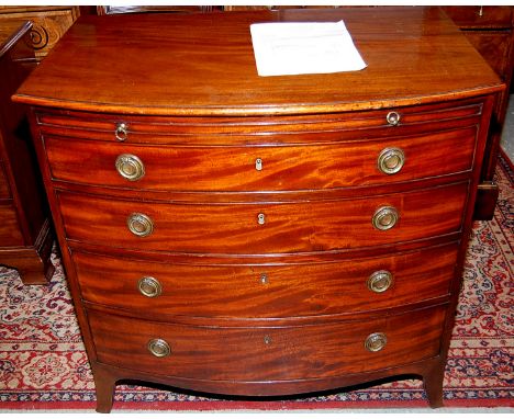 A HEPPLEWHITE PERIOD MAHOGANY BOW-FRONT CHEST WITH A BRUSHING SLIDE ABOVE FOUR GRADUATED OAK LINED DRAWERS. REPLACEMENT BRASS